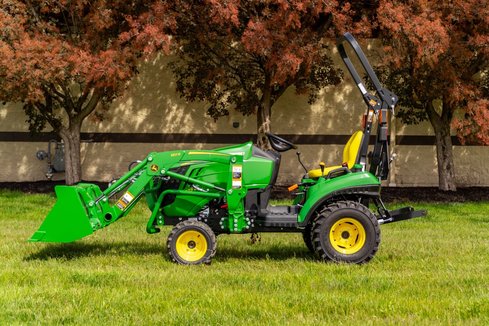 John Deere 1023E with a 120R loader, side view