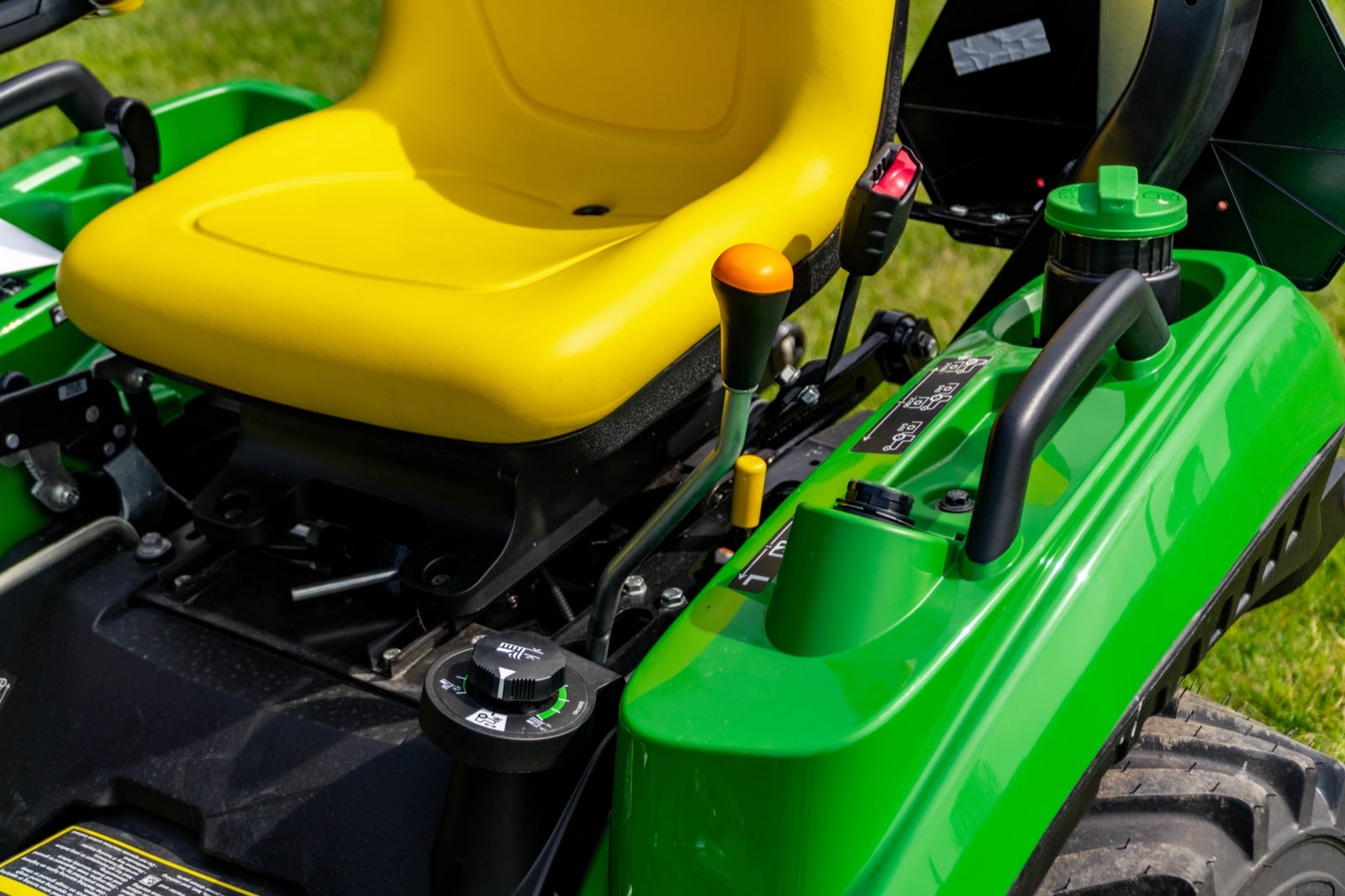Operator seat of the John Deere 1023E