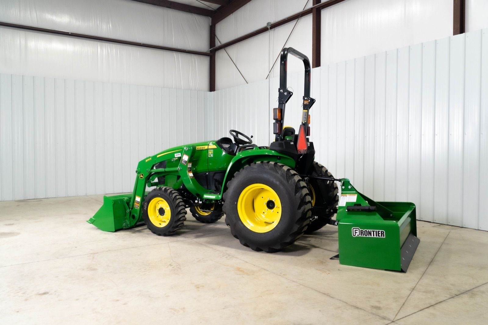 John Deere 3032E, rear three-quarter view