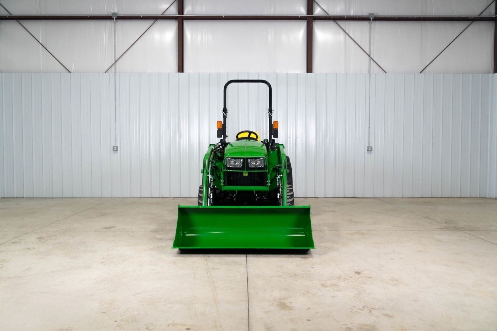 John Deere 3032E, front view